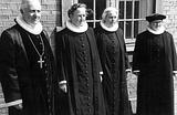 På billedet ses de første kvindelige præster, der blev ordineret d. 28. april 1948 af biskop Hans Øllgaard. Fra venstre ved siden af Hans Øllegaard er det Johanne Andersen, Ruth Vermehren og Edith Brenneche.