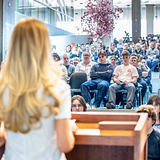 UndervisningNordisk TalefestIgen i år tilbyder vi gratis undervisningsmateriale til jer, der vil arbejde med taler og argumentation i danskfaget på ungdomsuddannelserne. Arbejdet med taler styrker både klassekultur, mundtlighed, selvtillid og ikke mindst faglighed. I år skriver de deltagende klasser taler med temaet ’TILLID’.Efter jul afholder vi årets taleworkshops og talefester i Aarhus, Odense og København, hvor udvalgte elever kan prøve kræfter med et stort publikum fra andre skoler. De bedste talere fra Danmark inviteres til den store, nordiske finale i Uppsala i april.Nordisk Talefest er støttet af A.P. Møller Fonden og er et samarbejde mellem Danske Taler og universiterne i Bergen, Uppsala, Lund, Växjö og København.  Det er gratis at melde sin klasse til. Tilmeld din klasse og læs mere her. Eller skriv til nv@dansketaler.dk for mere info.