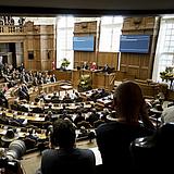 TemaFolketingets åbningHvert år åbnes Folketinget den første tirsdag i oktober, og det betyder taler! Ved åbningen er Kongehuset og samtlige folkevalgte til stede. Der bliver holdt åbningstaler og gudstjeneste i Folketingssalen. Det vigtigste indslag på dagen er statsministerens åbningstale.Formålet med talen er at give en redegørelse for landets tilstand og de planer, som regeringen har for det kommende folketingsår. Beskrivelsen af åbningstalen er skrevet ind i Grundloven og er derfor en fast tradition i det demokratiske Danmark.Danske Taler har kurateret og kommenteret en række åbningstaler fra årenes løb, der på forskellig vis har sagt noget særligt om tiden i temarummet Statsministerens tale til Folketingets åbning. Tjek det ud ved at klikke her.